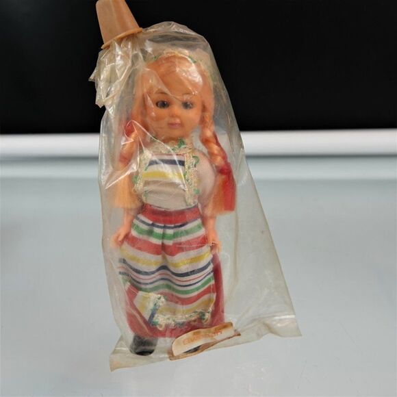 Sweden Vintage 60s Dolls from Around the World - Picture 5 of 8
